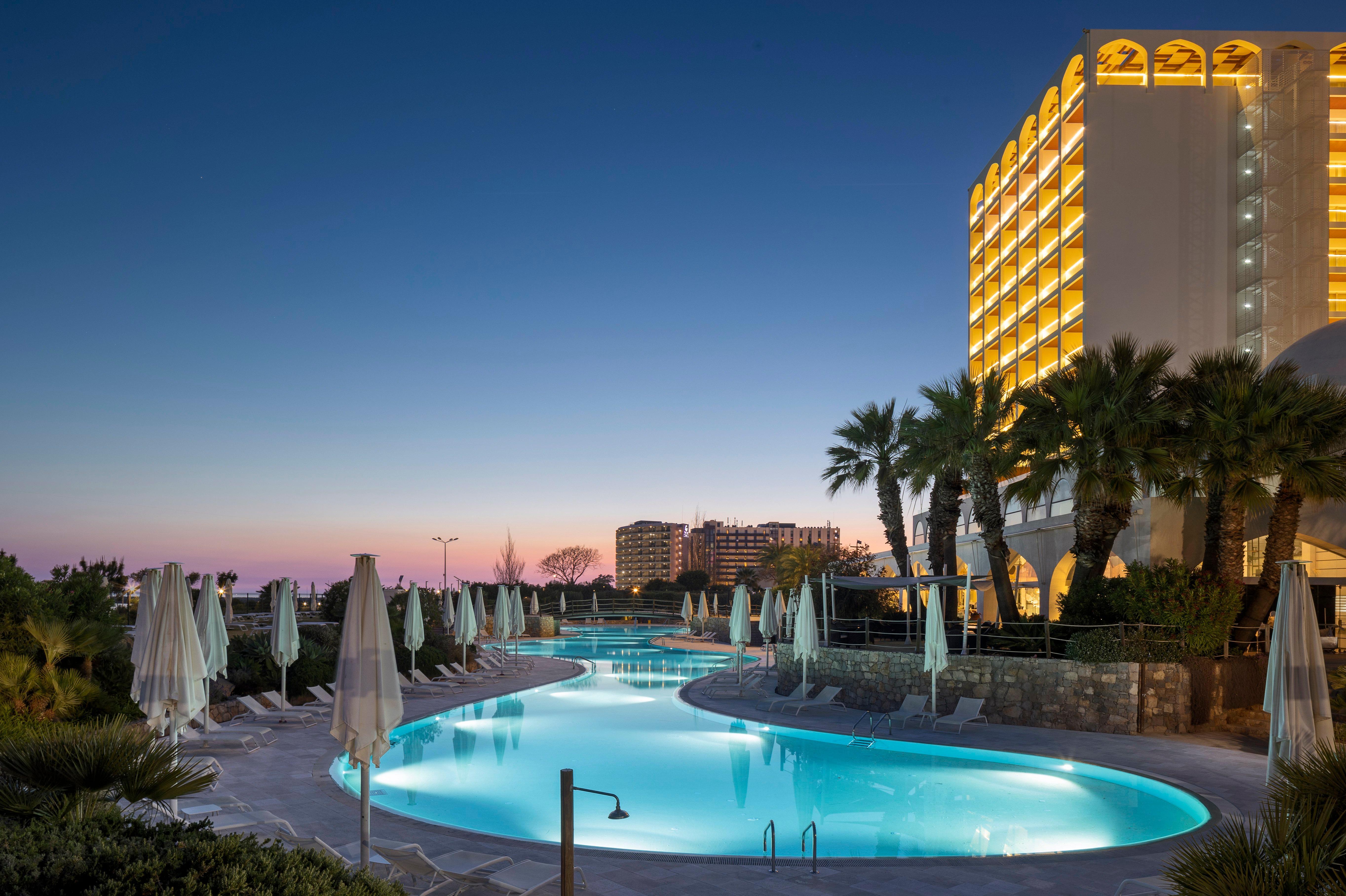 Crowne Plaza Vilamoura - Algarve By Ihg Luaran gambar The hotel at night