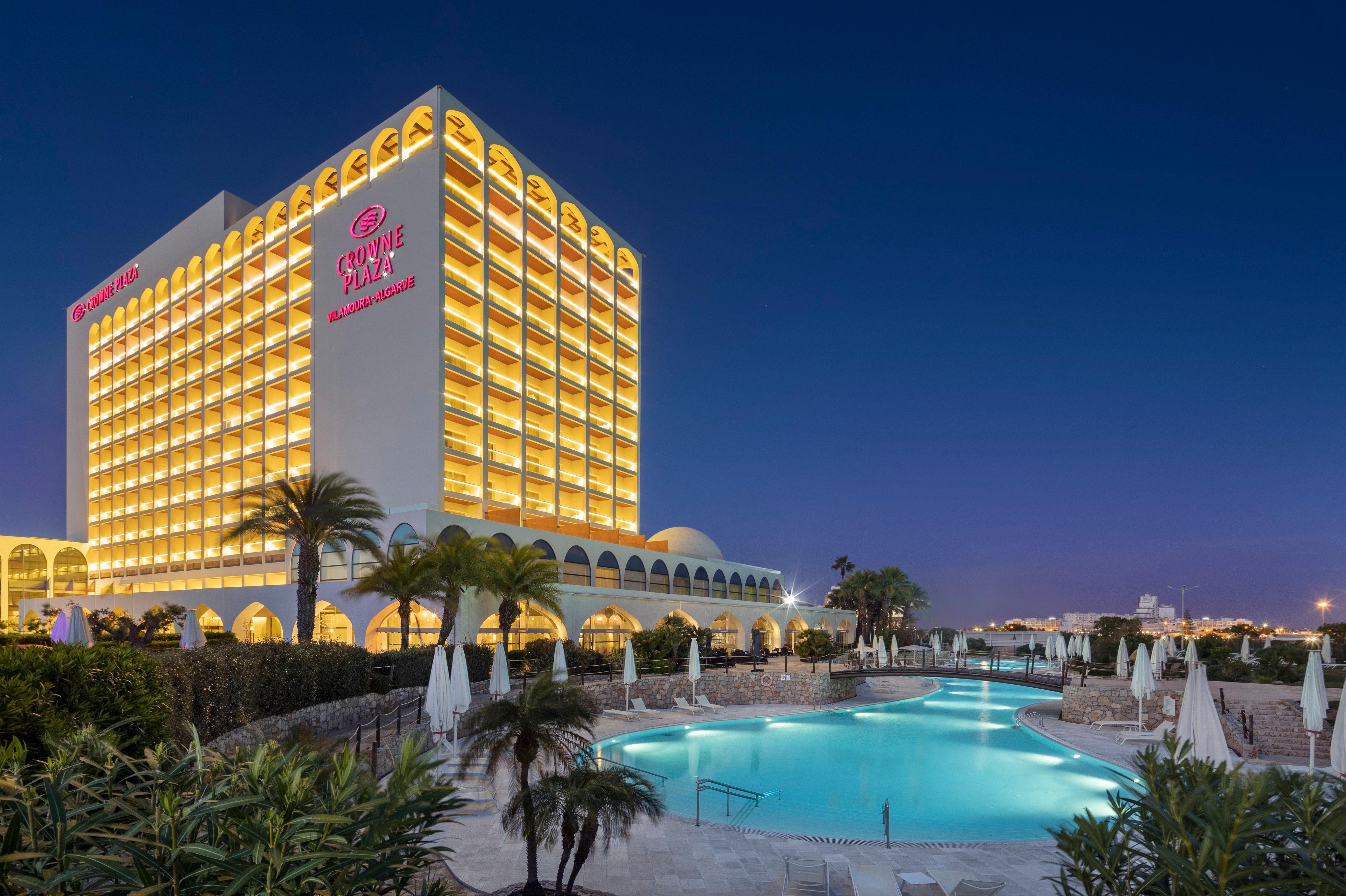 Crowne Plaza Vilamoura - Algarve By Ihg Luaran gambar The hotel at night