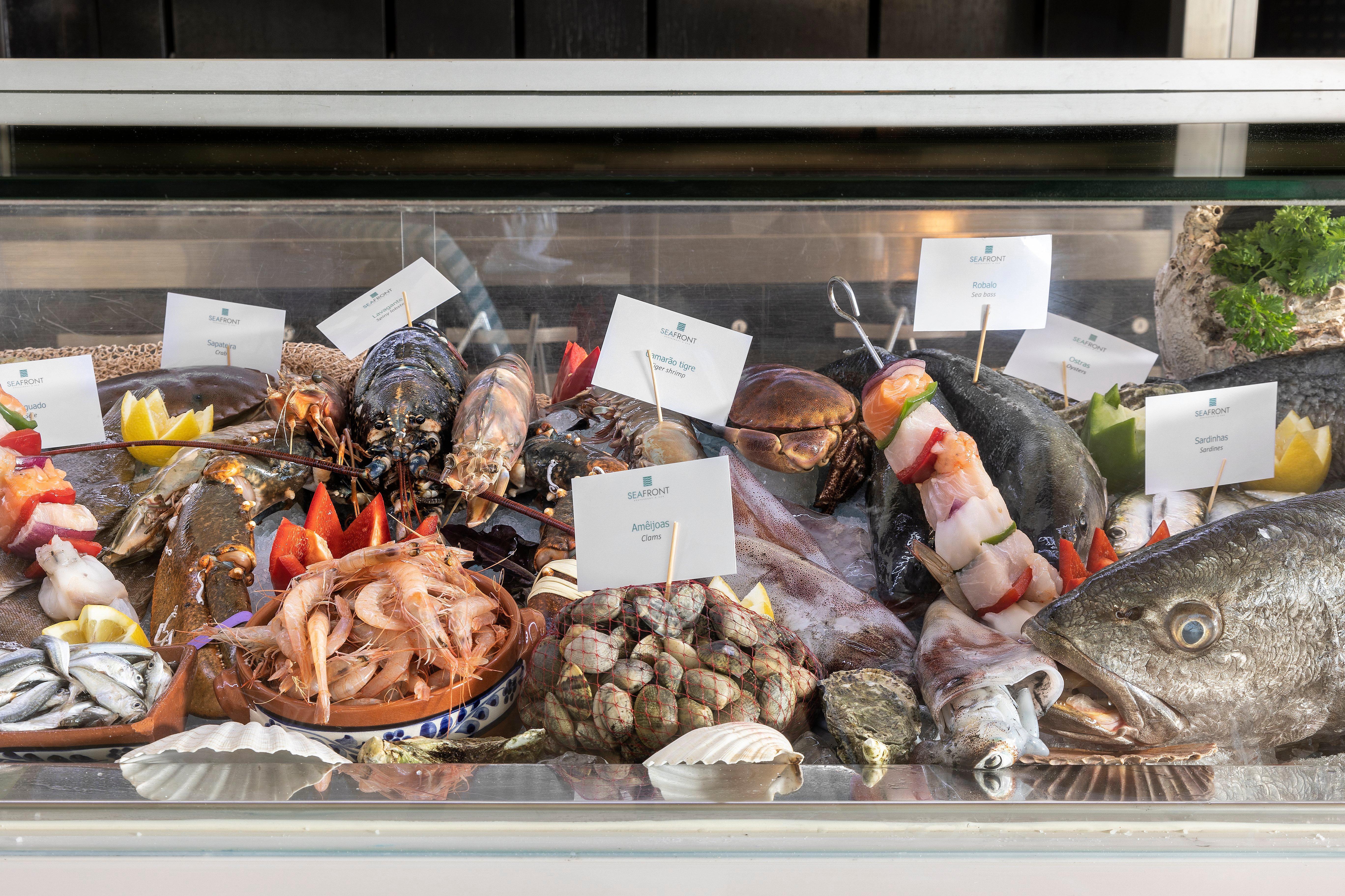 Crowne Plaza Vilamoura - Algarve By Ihg Luaran gambar Seafood display at a restaurant