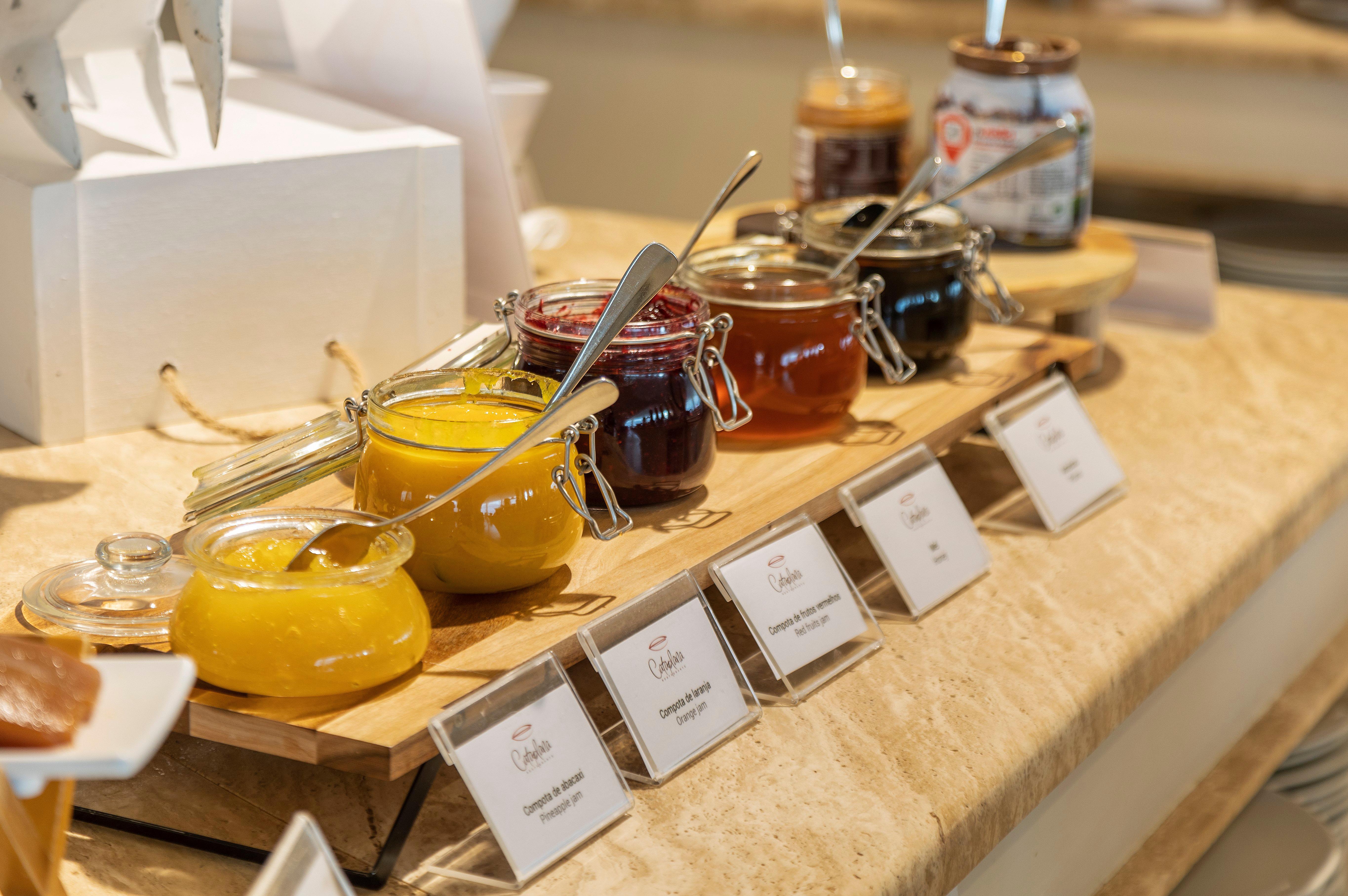 Crowne Plaza Vilamoura - Algarve By Ihg Luaran gambar Jams and honey at a buffet